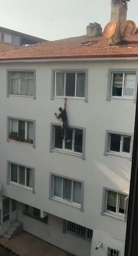 Polisten Kaçan Şüpheli Çatıdan İnmeye Çalışırken Beton Zemine Çakıldı
