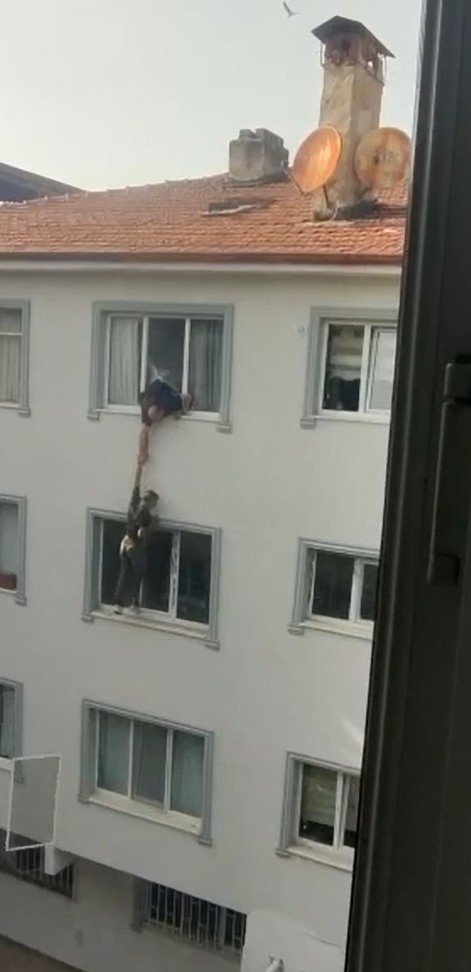 Polisten Kaçan Şüpheli Çatıdan İnmeye Çalışırken Beton Zemine Çakıldı