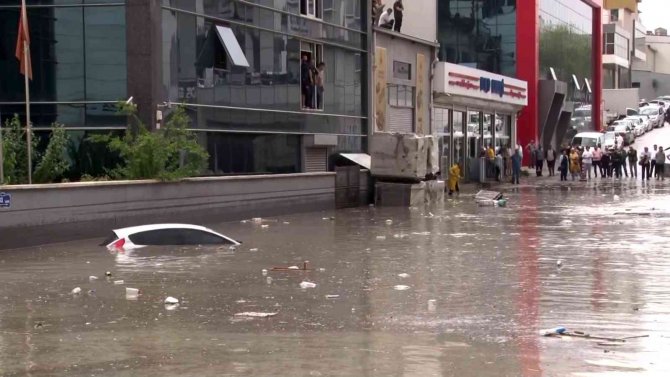 Başkent’te Sağanak Yağmur Sonrası Sokaklar Dereye Döndü