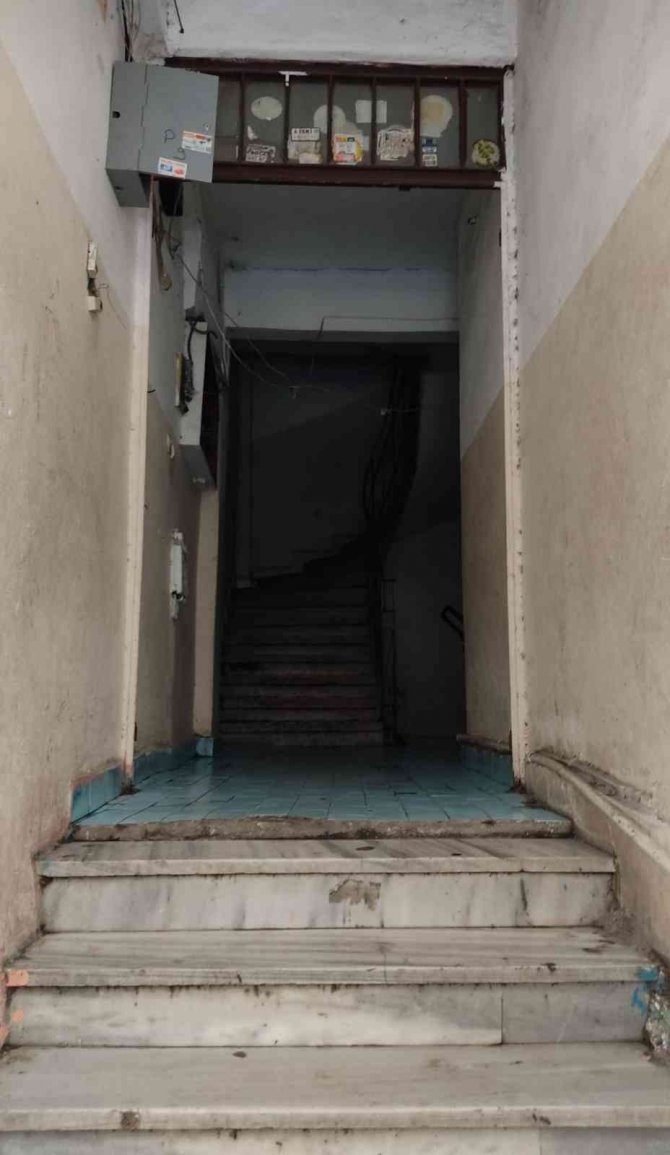 Zeytinburnu’nda Apartman Kapısını Çalan Hırsız Kamerada