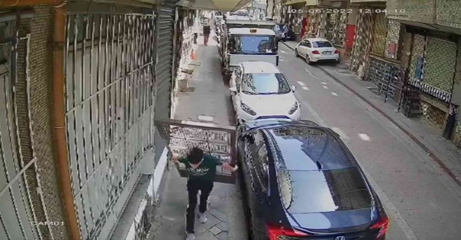 Zeytinburnu’nda Apartman Kapısını Çalan Hırsız Kamerada