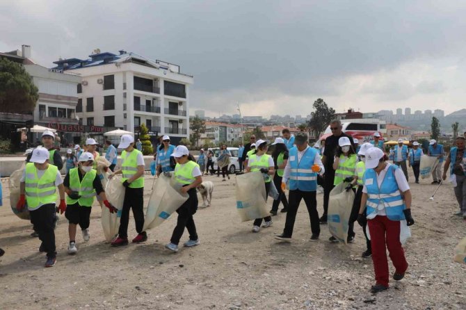 Büyükçekmece’de Yarım Saat İçinde Kilolarca Çöp Topladılar