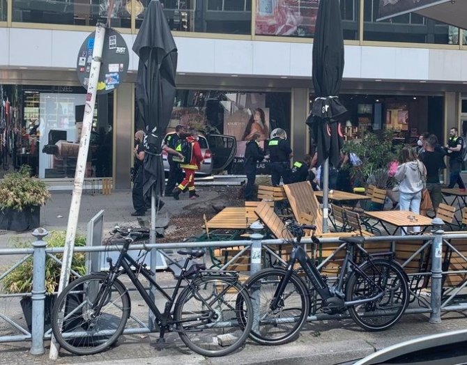 Almanya’da Bir Araç Kalabalığın Arasına Daldı: 1 Ölü, 30 Yaralı