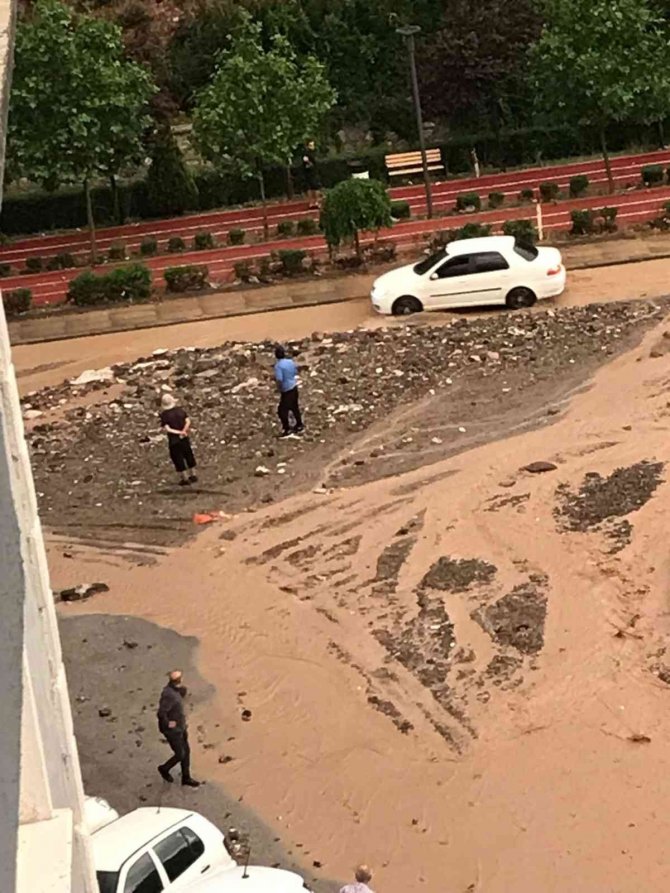 Ankara’da Etkili Olan Sağanak Yağış Sonrası Temizlik Çalışması Gerçekleşti