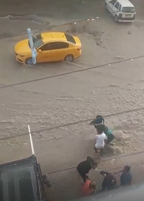 Ankara’da Yağış Sonrası Oluşan Göletler Sürücülere Zor Anlar Yaşattı