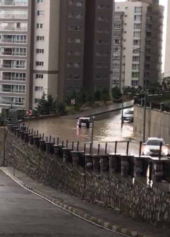 Ankara’da Yağış Sonrası Oluşan Göletler Sürücülere Zor Anlar Yaşattı