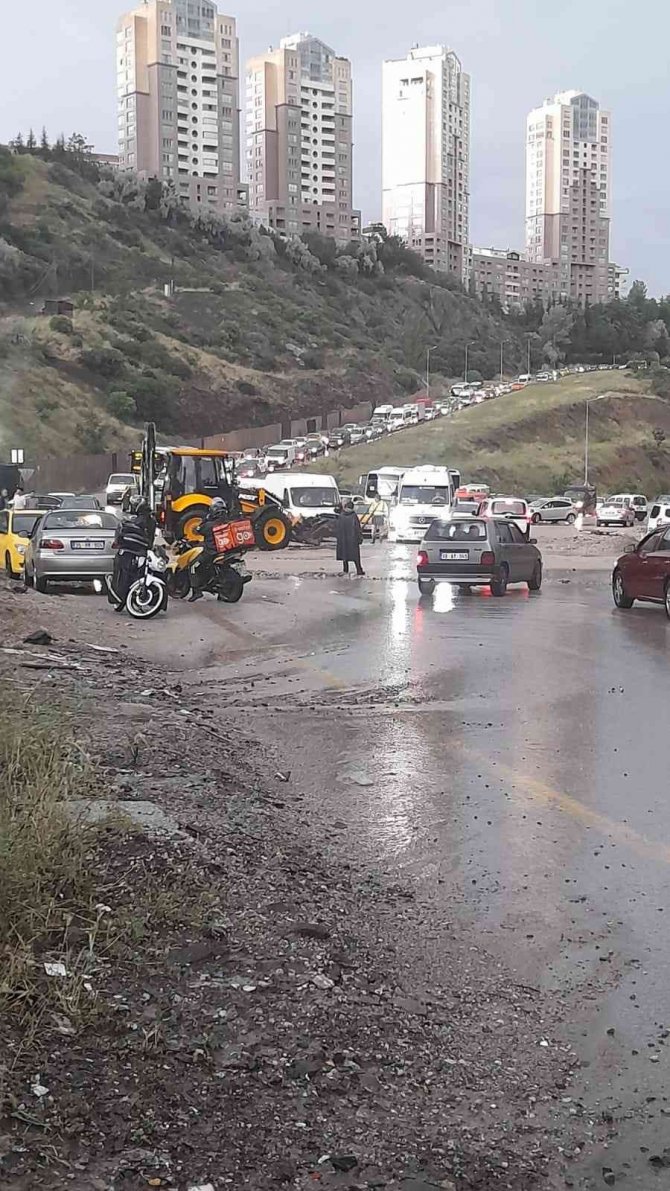 Ankara’da Yağış Sonrası Oluşan Göletler Sürücülere Zor Anlar Yaşattı