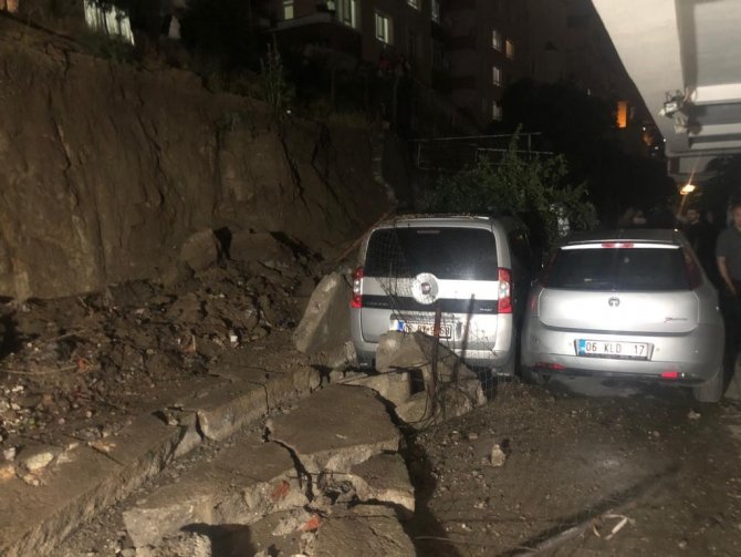 Ankara’da İstinat Duvarı Çöktü, 5 Otomobil Zarar Gördü