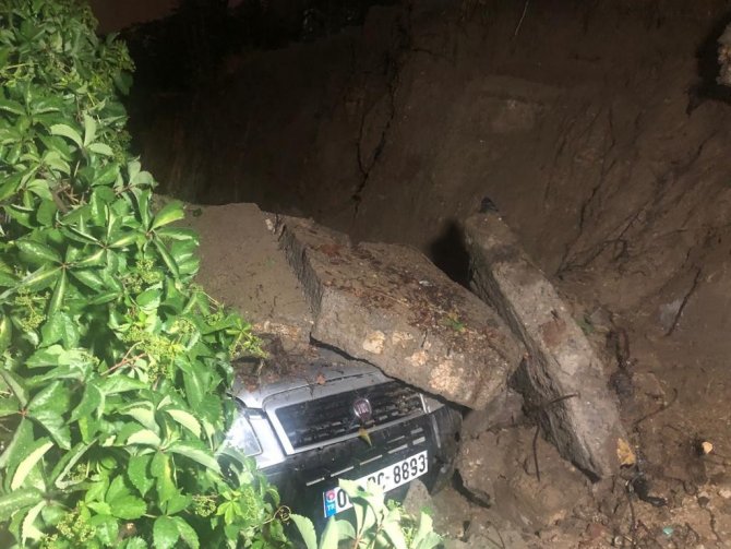 Ankara’da İstinat Duvarı Çöktü, 5 Otomobil Zarar Gördü