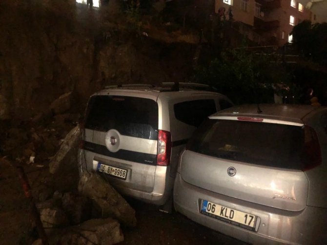 Ankara’da İstinat Duvarı Çöktü, 5 Otomobil Zarar Gördü