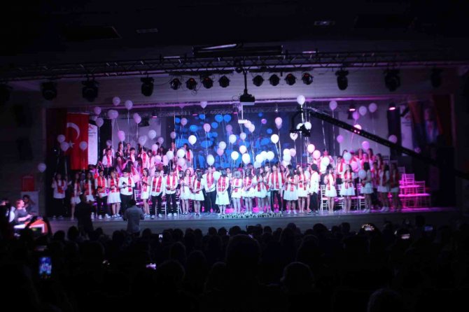 Görkemli Törenle Mezun Oldular