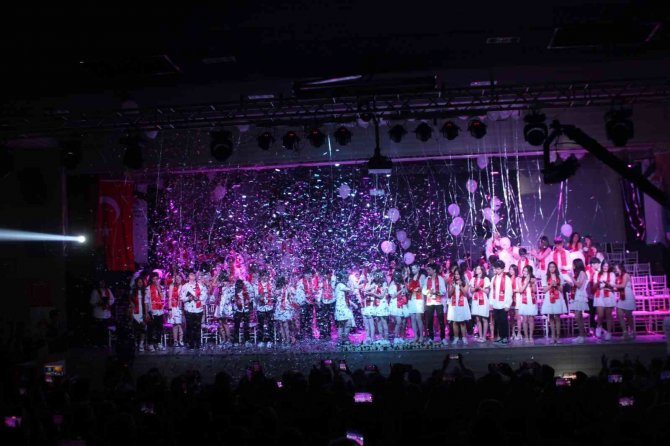 Görkemli Törenle Mezun Oldular