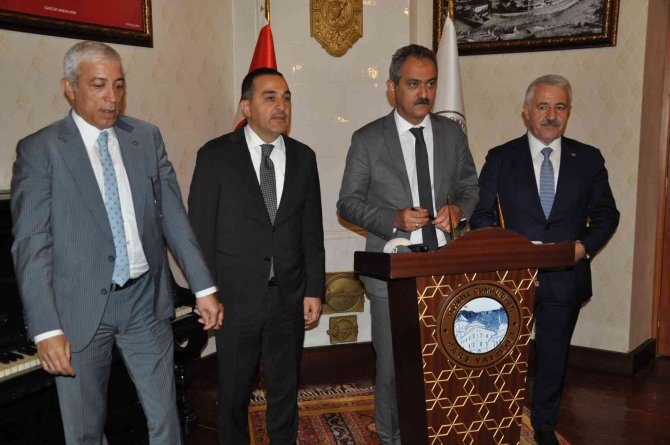 Milli Eğitim Bakanı Özer Kars’ta