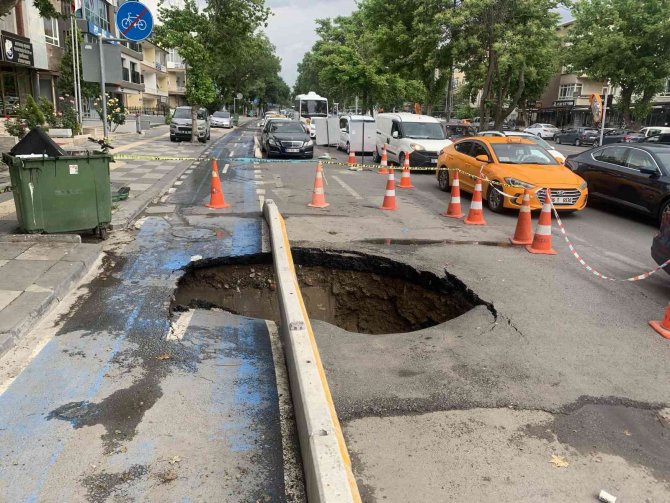 Başkent’te Sağanak Yağış Sonrası Yol Çöktü