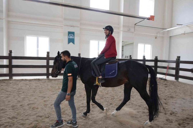 Çorum’da Engelli Öğrencilere Atlı Rehabilitasyon Veriliyor