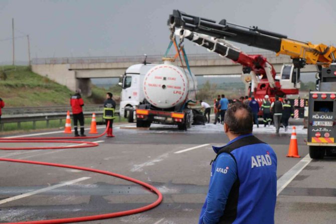 Lpg Yüklü Tankerin Devrildiği Tem Otoyolu 4,5 Saat Sonra Trafiğe Açıldı