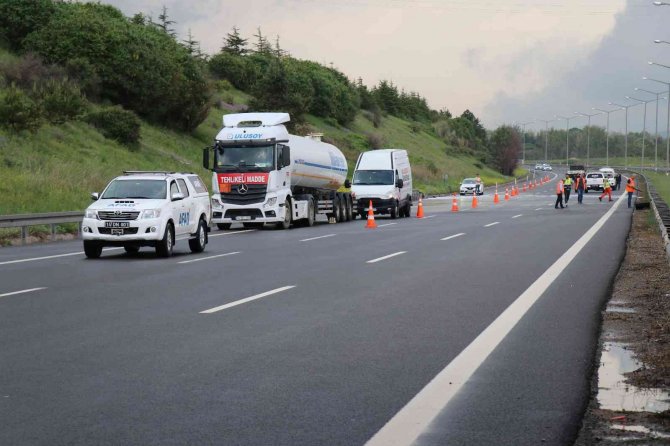 Lpg Yüklü Tankerin Devrildiği Tem Otoyolu 4,5 Saat Sonra Trafiğe Açıldı