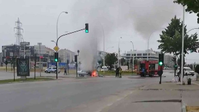 Bursa’da Otomobil Alev Topuna Döndü