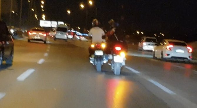 Trafikte Bozulan Motosikleti Ayağıyla İterek Götürdü