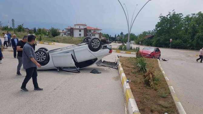 Çarpışan Otomobillerden Biri Ters Döndü