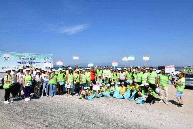 Çiğli Kıyılarında Detaylı Temizlik: 350 Kişi 4 Ton Çöp Topladı
