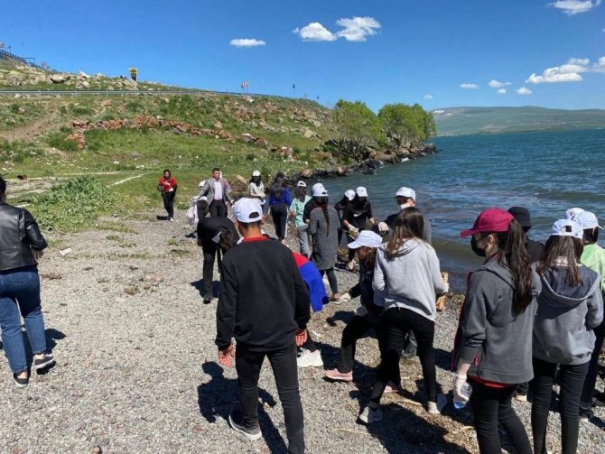 Çıldır Gölü’nde Kıyı Temizliği Yapıldı