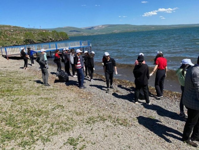 Çıldır Gölü’nde Kıyı Temizliği Yapıldı