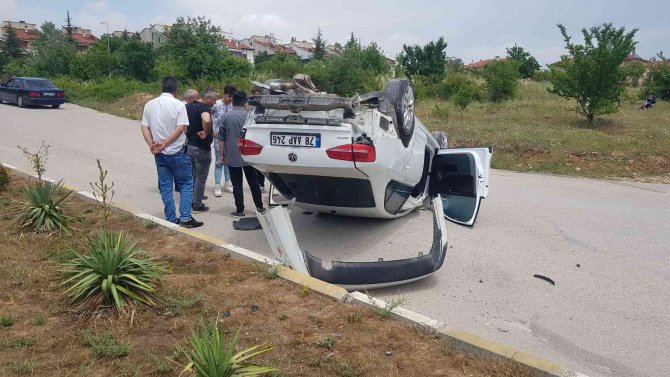 Çarpışan Otomobillerden Biri Ters Döndü