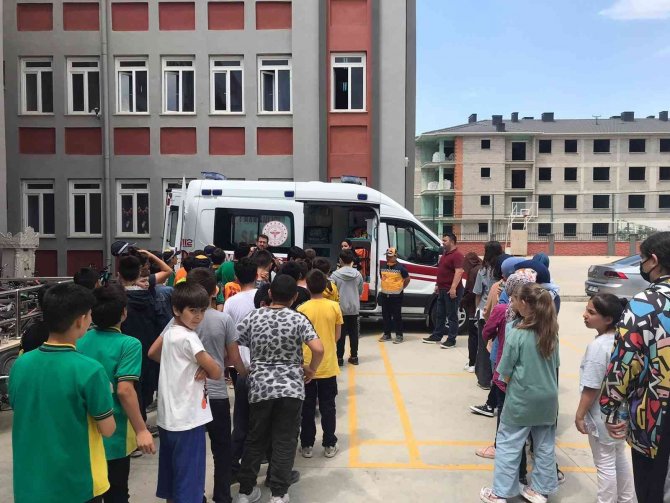 Ambulans Ve Sağlık Hizmetleri Öğrencilere Tanıtıldı