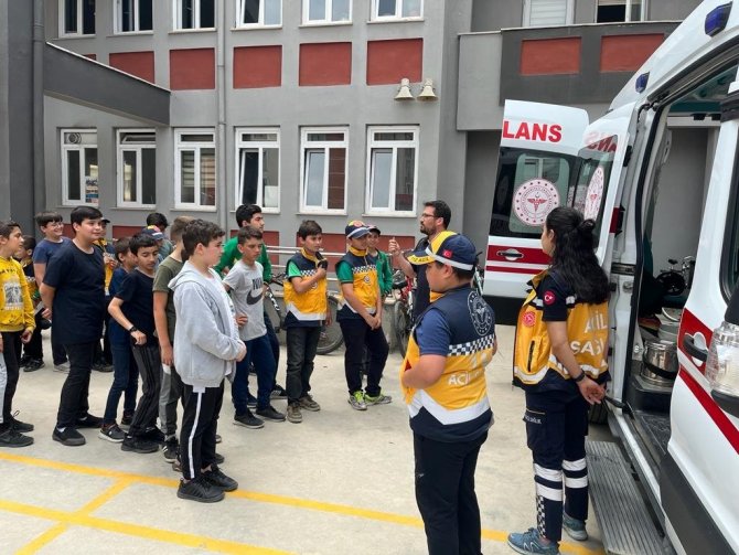 Ambulans Ve Sağlık Hizmetleri Öğrencilere Tanıtıldı