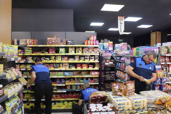 Markette Yapılan Kontrolde Çok Sayıda Tarihi Geçmiş Ürün Ele Geçirildi