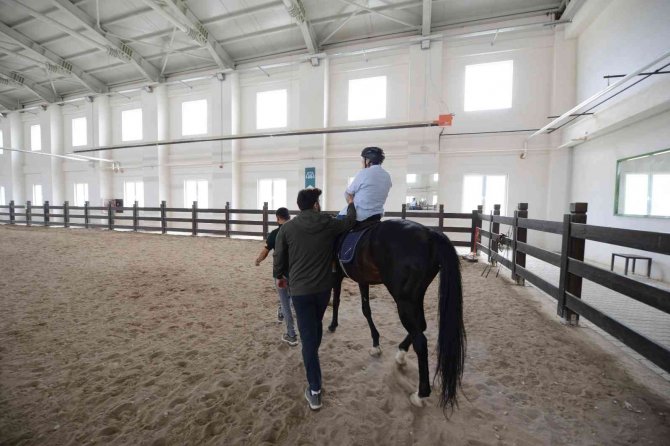 Çorum’da Engelli Öğrencilere Atlı Rehabilitasyon Veriliyor