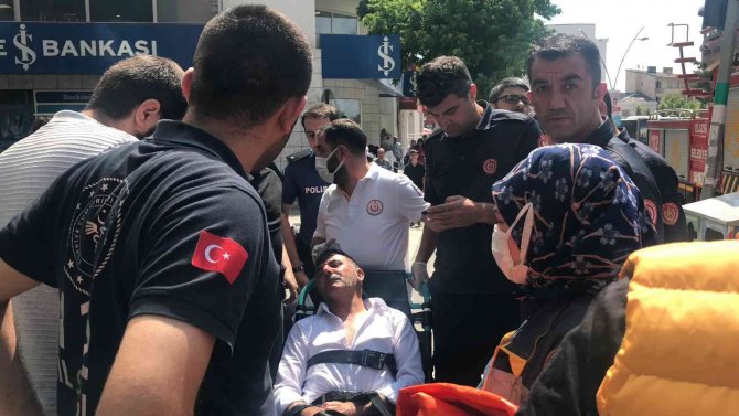 Üzerine Benzin Döküp Kendini Yakmaya Kalkıştı, Ekipler İkna Etti