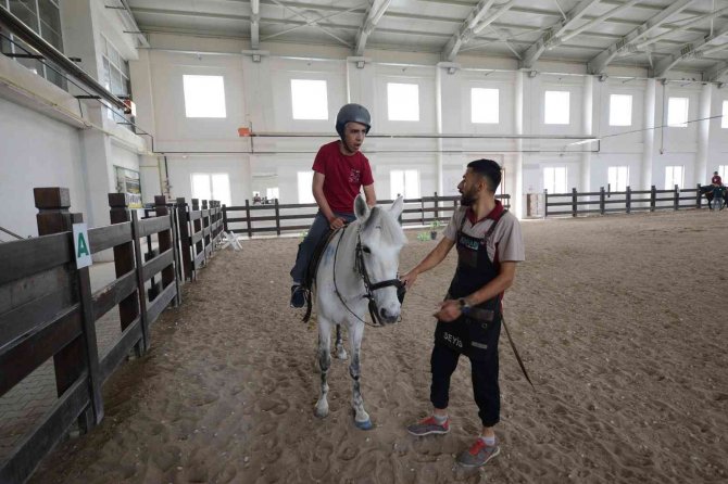 Çorum’da Engelli Öğrencilere Atlı Rehabilitasyon Veriliyor