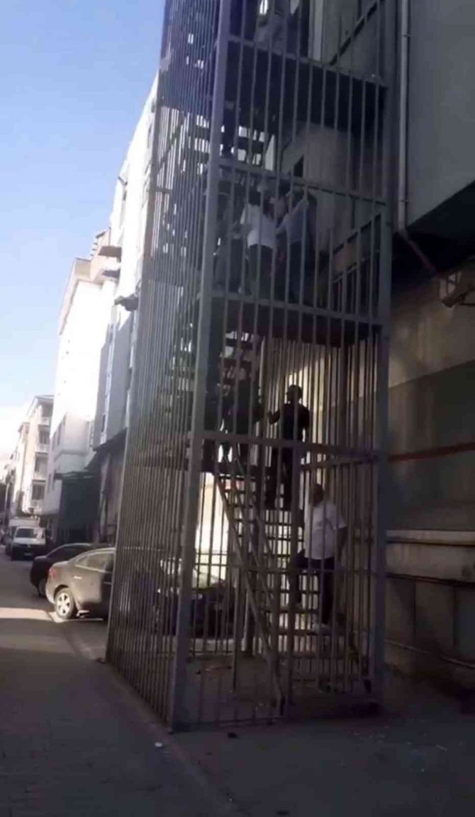 Alevlerden Kaçan İşçiler Yangın Merdiveninde Mahsur Kaldı: Yangında Faciadan Dönüldü