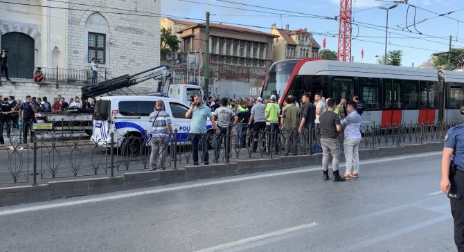 Laleli’de Tramvay İle Polis Aracı Kafa Kafaya Çarpıştı:3 Polis Yaralı