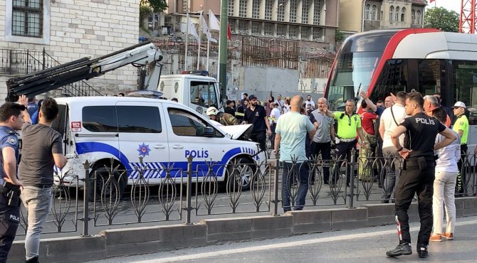 Laleli’de Tramvay İle Polis Aracı Kafa Kafaya Çarpıştı:3 Polis Yaralı