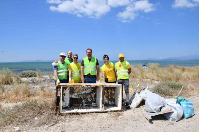 Çiğli Kıyılarında Detaylı Temizlik: 350 Kişi 4 Ton Çöp Topladı