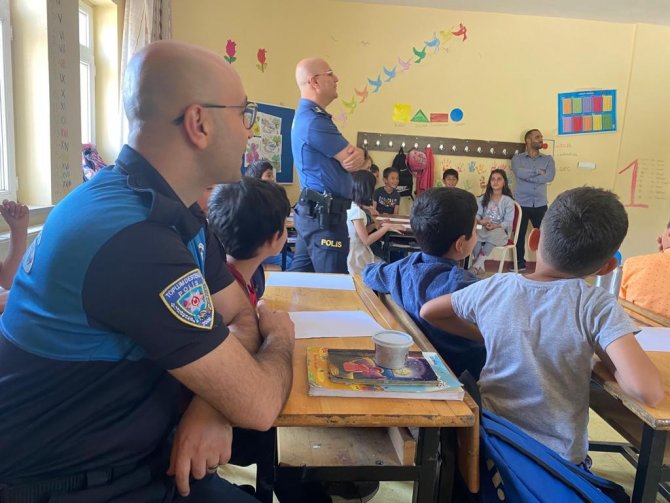 Hakkari Polisi Yeşilay Mesleğini Tanıttı