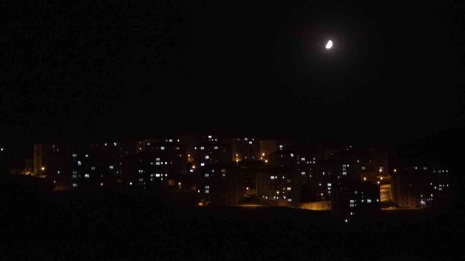 Yüksekova Semalarında Çıkan Yarım Hilal Mest Etti