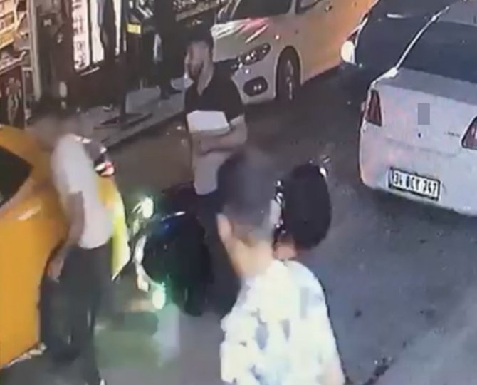 Zeytinburnu’nda Taksici, Kendisine Çarpan Motosikletliyi Ezmeye Kalktı: O Anlar Kamerada
