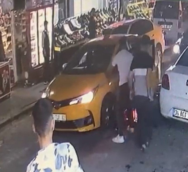 Zeytinburnu’nda Taksici, Kendisine Çarpan Motosikletliyi Ezmeye Kalktı: O Anlar Kamerada