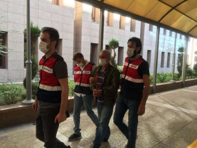 İ̇zmir’de Jasat Ekipleri, Firari 12 Zanlıyı Yakaladı