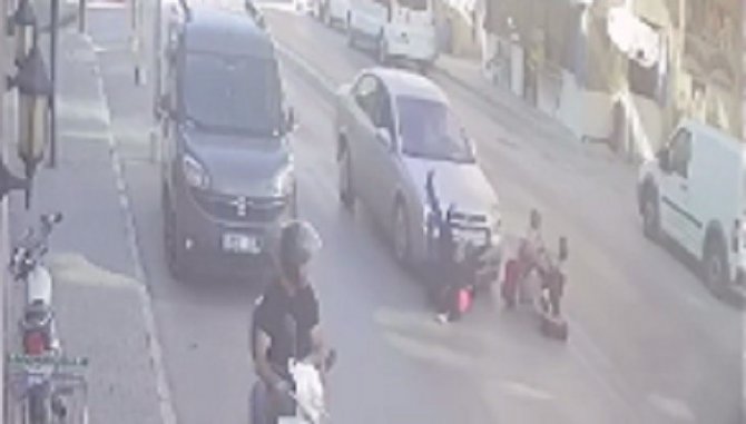 Anne Ve 2 Çocuğuna Otomobil Çarpma Anı Kamerada