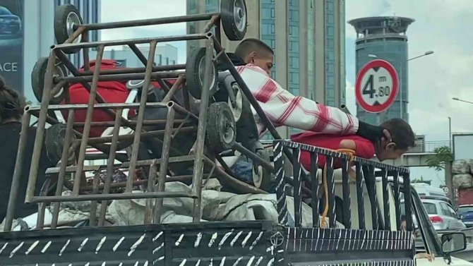Kadıköy’de Kamyonet Kasasında Aile Boyu Tehlikeli Yolculuk Kamerada