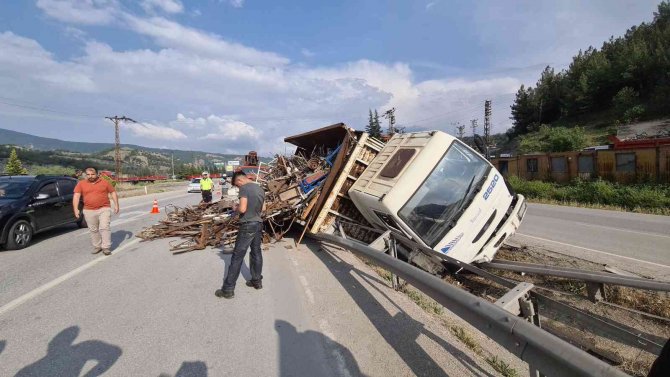 Yokuş Aşağı İnerken Freni Patlayan Hurda Yüklü Kamyon Devrildi