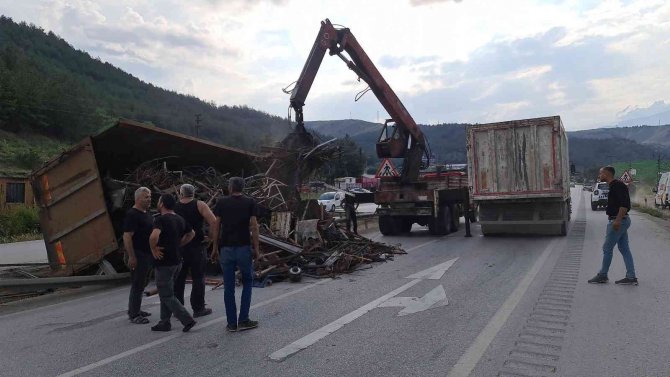 Yokuş Aşağı İnerken Freni Patlayan Hurda Yüklü Kamyon Devrildi