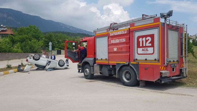 Çarpışan Otomobillerden Biri Ters Döndü