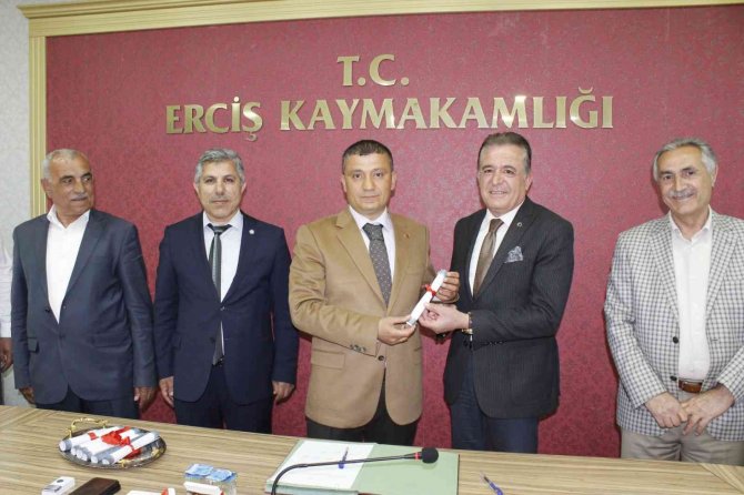 Erciş Oto Galericiler Sitesi’nin Tapu Senetleri Teslim Edildi