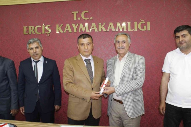 Erciş Oto Galericiler Sitesi’nin Tapu Senetleri Teslim Edildi